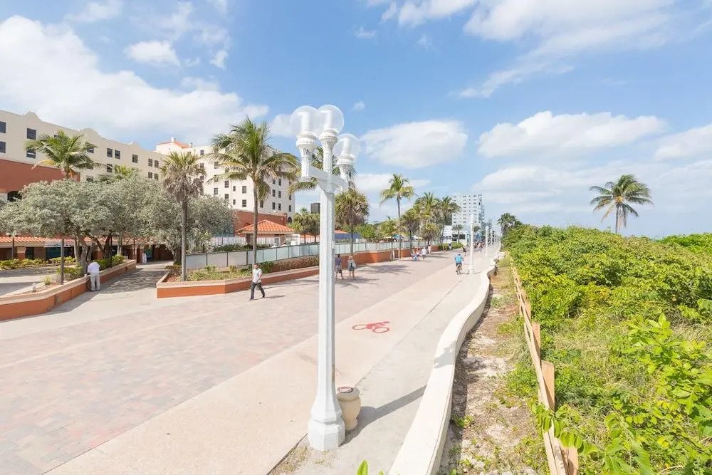 427 City View Hollywood Beach Resort