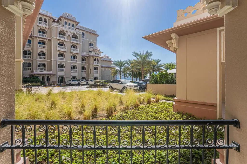 HiGuests - Luxurious 1BR in Palms with Private Beach Access