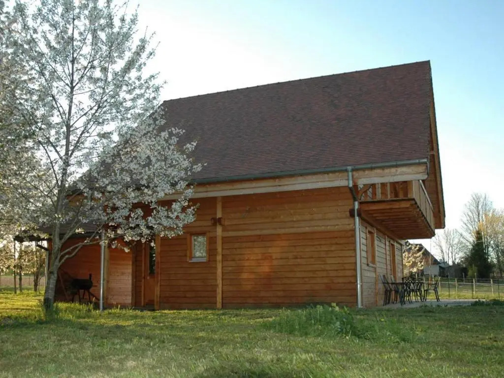 Chalet indépendant avec jardin et accès piscine près de St Pourçain - FR-1-489-151