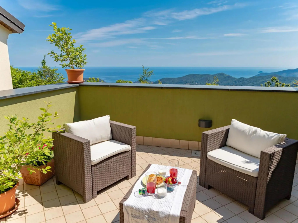 Albatros - swimming pool with sea view and small terrace