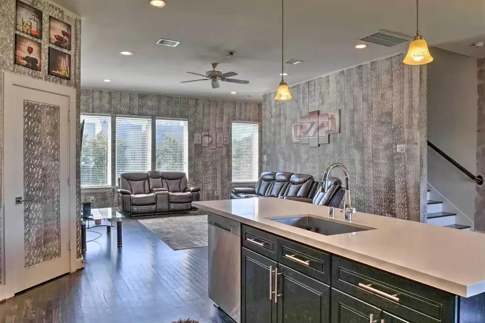 Central Houston Townhouse - 1 Mi to Downtown