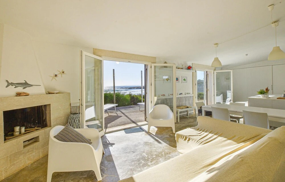 3 Bedroom Beach Front Home In Siracusa
