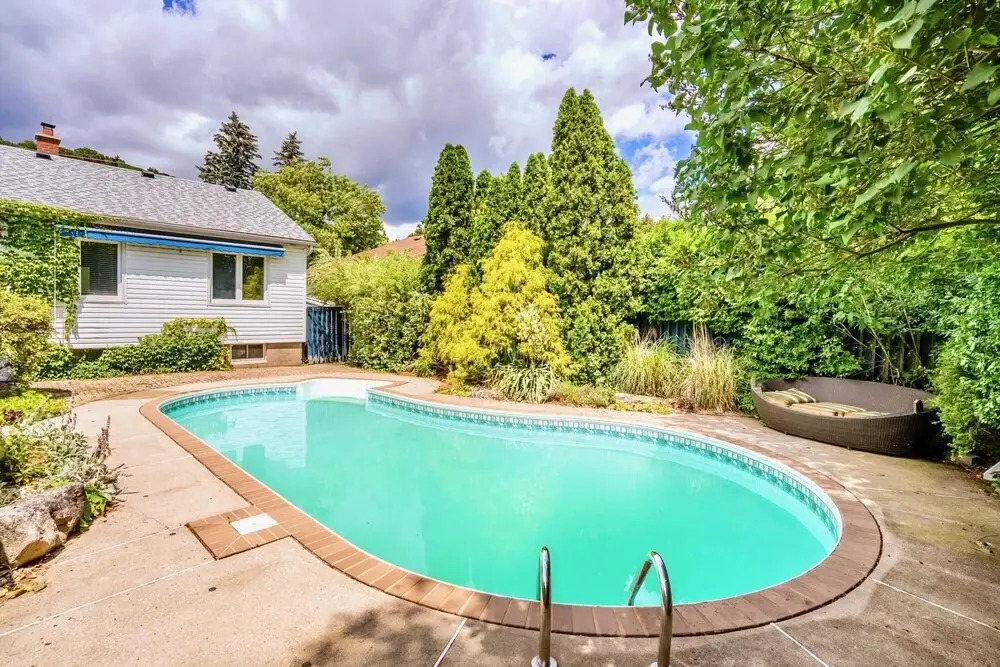 4BR Family Home - w Private Pool and Games Room