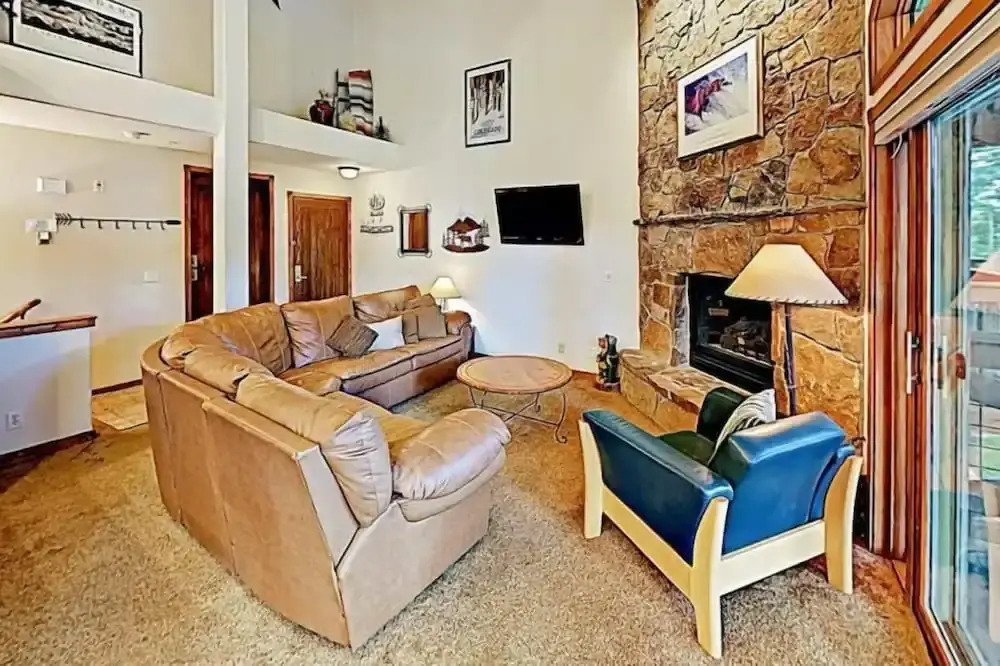 4 O Clock Ski Run Spacious 2 Bedroom Rental - Half Block from Snowflake Lift!
