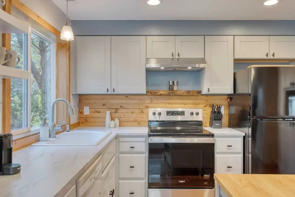 Royal Canoe by Avantstay Walk to the Shore + Cozy Fireplace