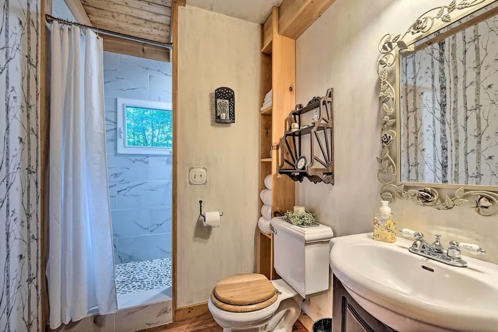 Game Room & Hot Tub: Pet-friendly Mount Snow Gem