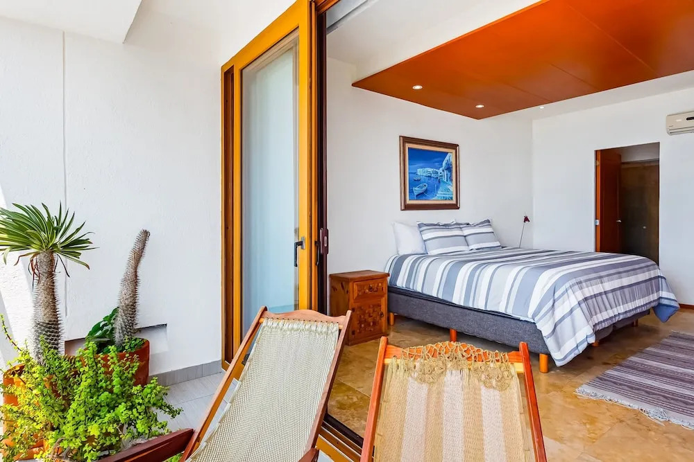 Beachfront 4th-floor Condo With Views, Outdoor Pool, Balcony, W/D & Central AC