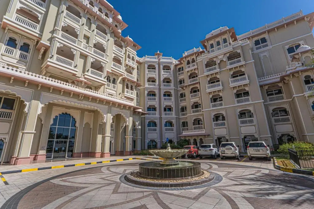 HiGuests - Luxurious 1BR in Palms with Private Beach Access