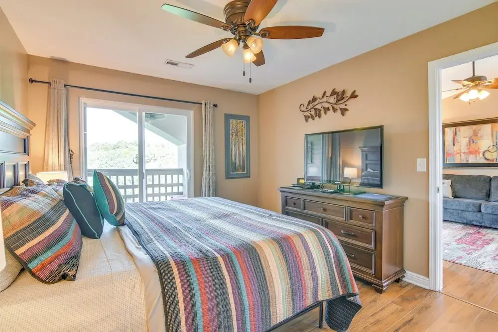 Near Silver Dollar City! Condo w/ Hot Tub & Lake