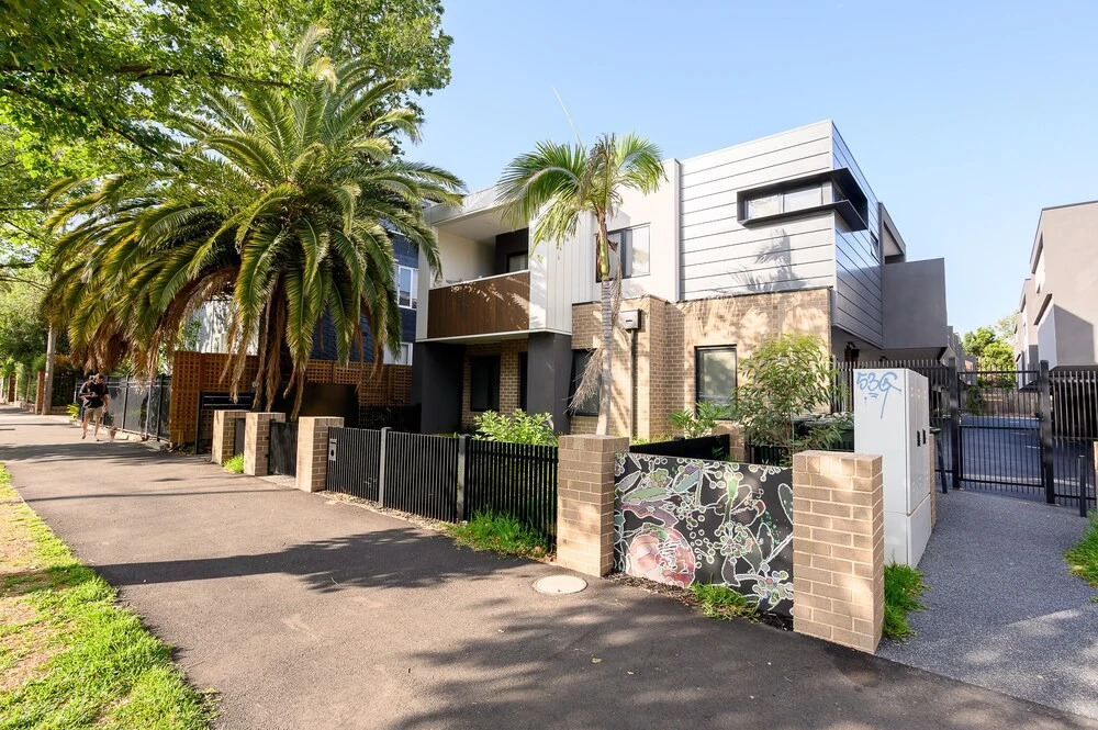 CARLISLE Bright Townhouse in Great Location
