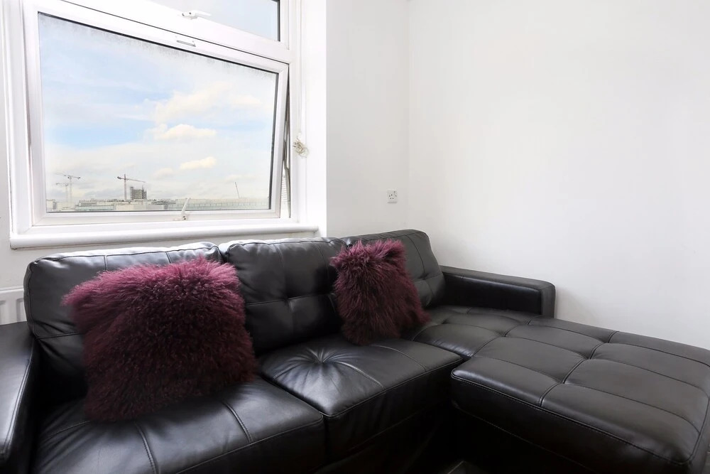 4 Bedroom Apartment in Shepherd's Bush Accommodates 10