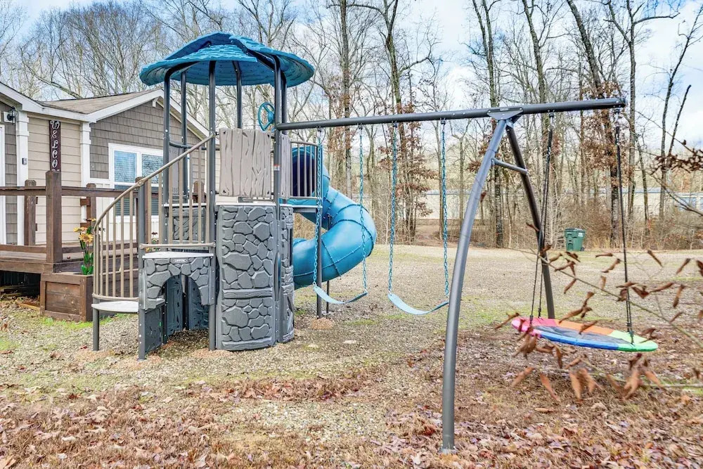 Pet-friendly Home w/ Deck in Broken Bow!