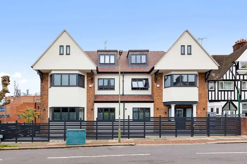 Luxury Spacious 2 Person Suite in North London