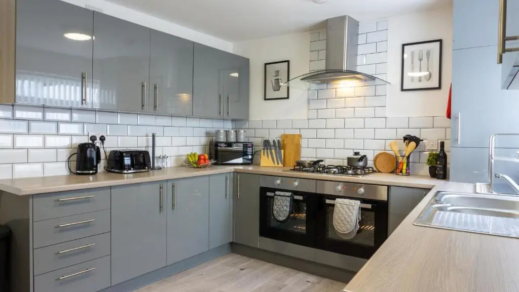 Air Host and Stay - Breckfield house sleeps 14, 7 bedrooms free parking LFC