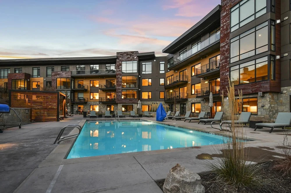 Stunning 4-bdr Penthouse With Rooftop Deck Ski-in out Access Pool hot Tubs 5-star Amenities