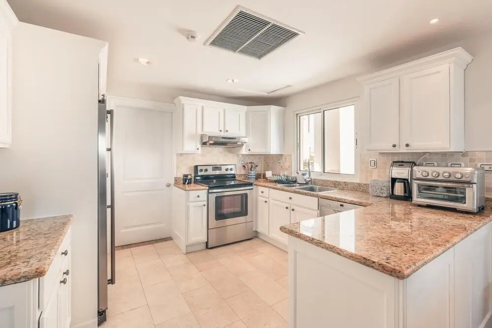 Relax at This Majestic Beachfront Apt at Aquamarina