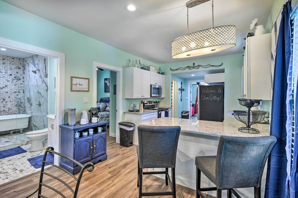 1 Mi to Uta: Arlington Elm Cottage w/ Fenced Yard