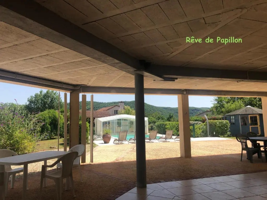 Rez de Piscine, 10 Personnes - RÊVE DE PAPILLON et À Létage, 5 Personnes - NID DÉTOILES, Il sagit bien de deux gîtes individuels qui sont reliés par un escalier interne, cela permet a une grande famille de louer les deux gîtes