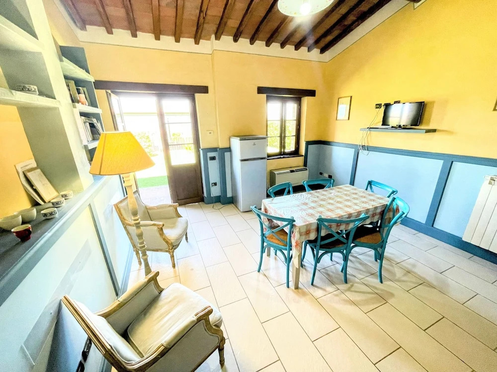 Apt 5 - Wondrous Infinity Pool, Extensive Grounds in Spoleto. Sleeps 4