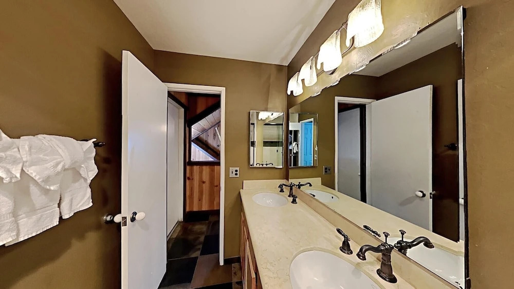 Beautifully Remodeled Condo Close Hot Tubs, Sauna, Skiing, Car Charging! by RedAwning