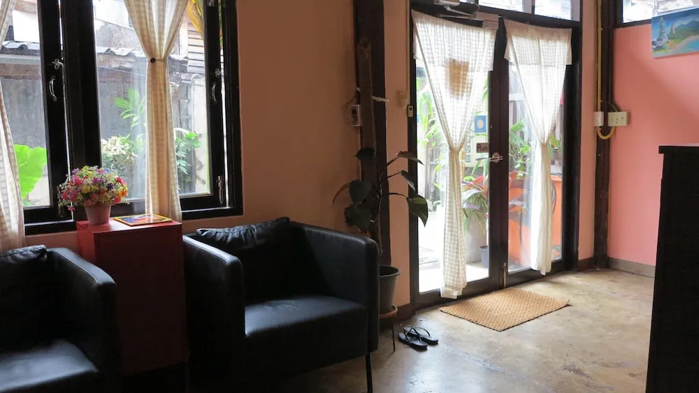 Non House Bangkok บ้านนอนโฮสเทล