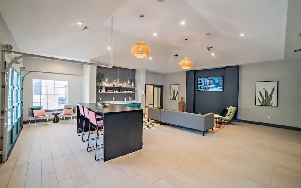 Ideal 2BR King Suite w Gym Pool Close to Downtown