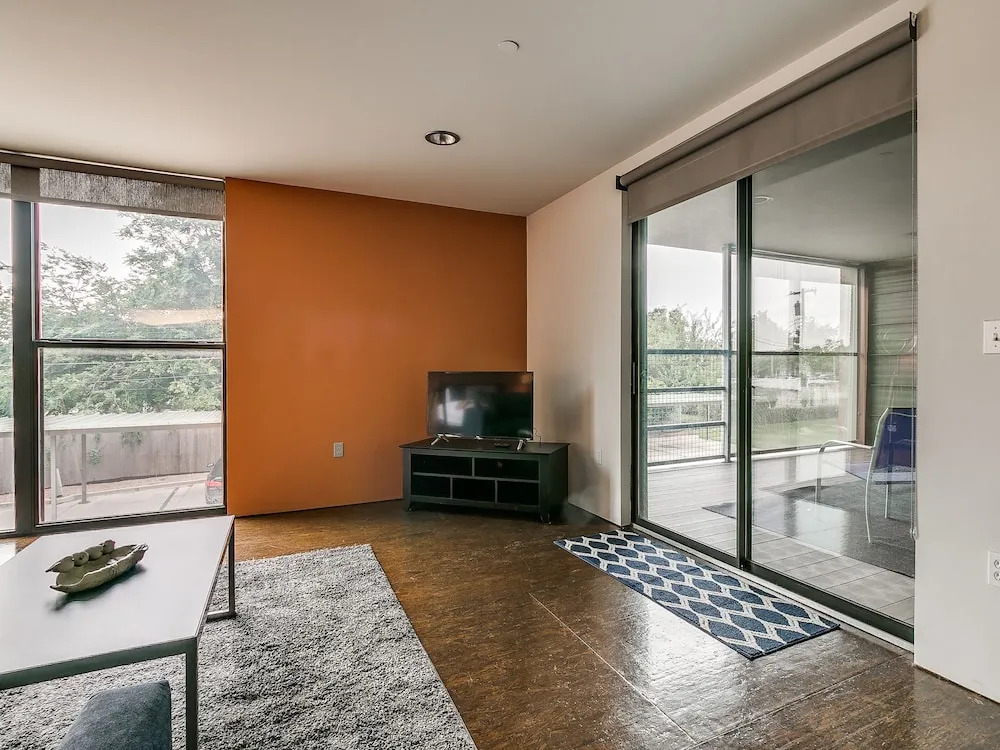 Jolly Ollie - Ultra Modern OKC Loft - Sleeps 4