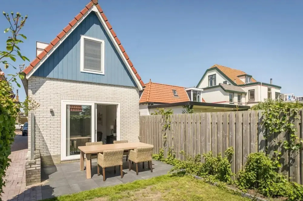Sunny Bungalow in Heart of Texel