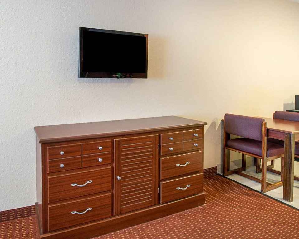 Scottish Inn & Suites
