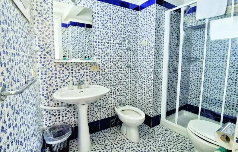 Studio 1 bathroom - Massa Lubrense