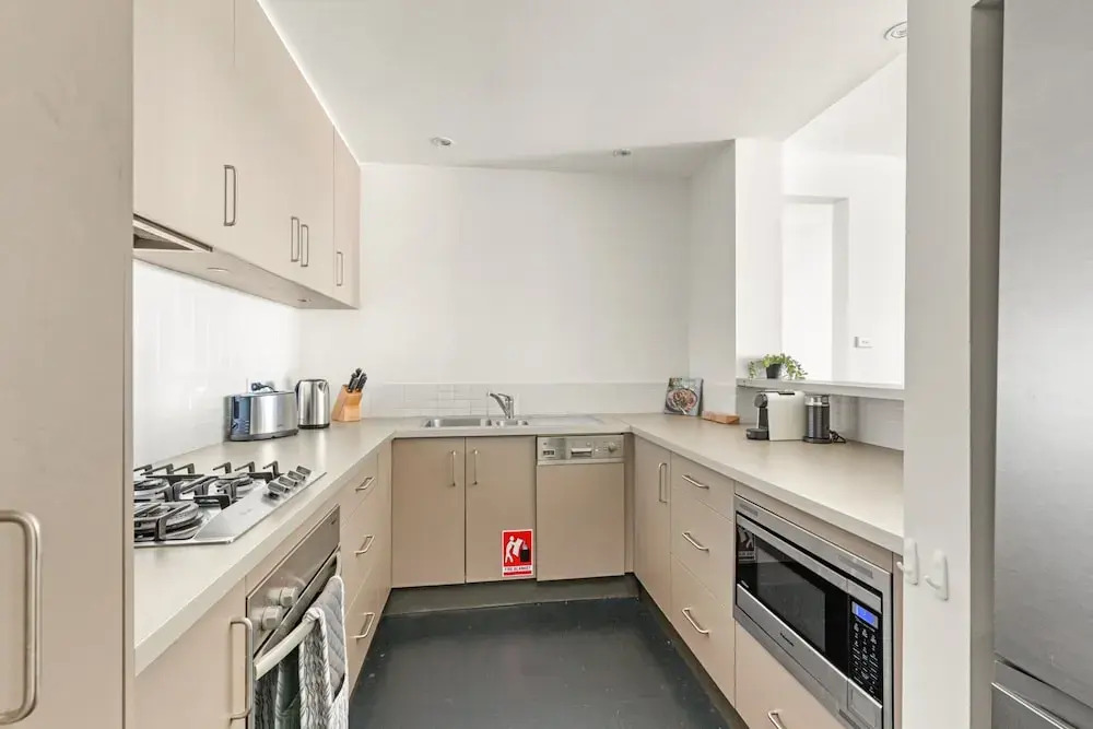 2-bed Harbourside Home With Views in Fab Location