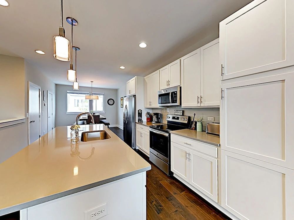 New Listing! Newly Built Townhome W/ Skyline Views 2 Bedroom Townhouse