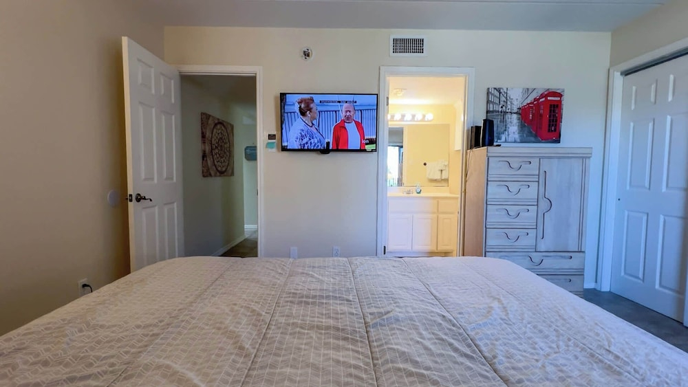 Short Walk to Beach - Pool - 1st Floor