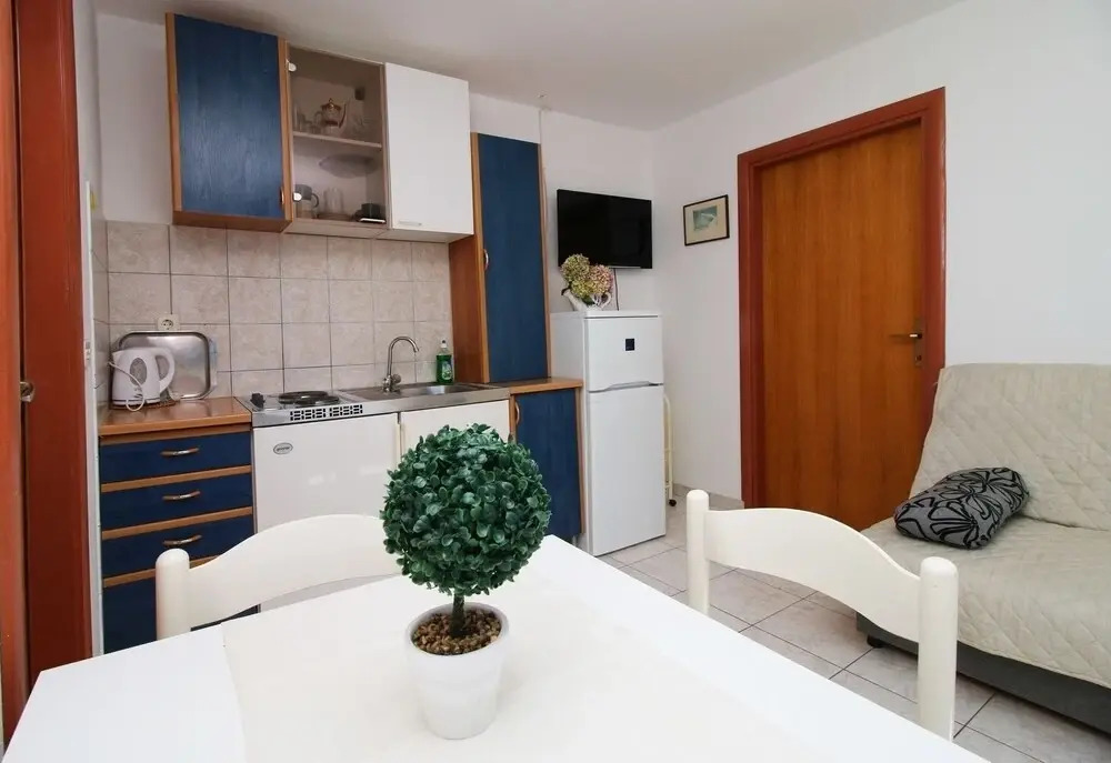 Elvi - Amazing Position & Parking - A1 Mali