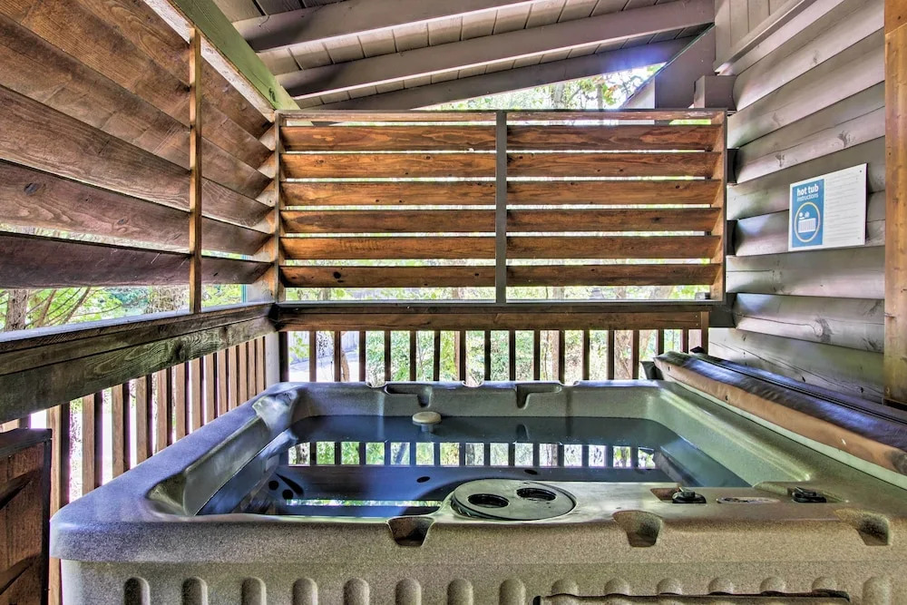 Charming Pigeon Forge Cabin w/ Private Hot Tub!