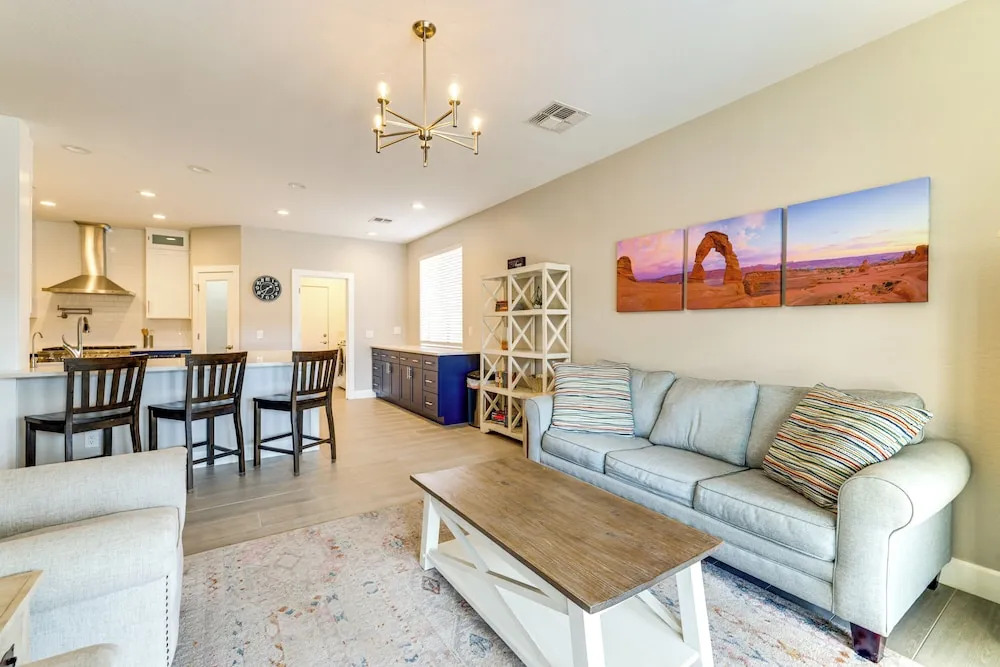 Putting Green, Pool Table! West Valley Family Home
