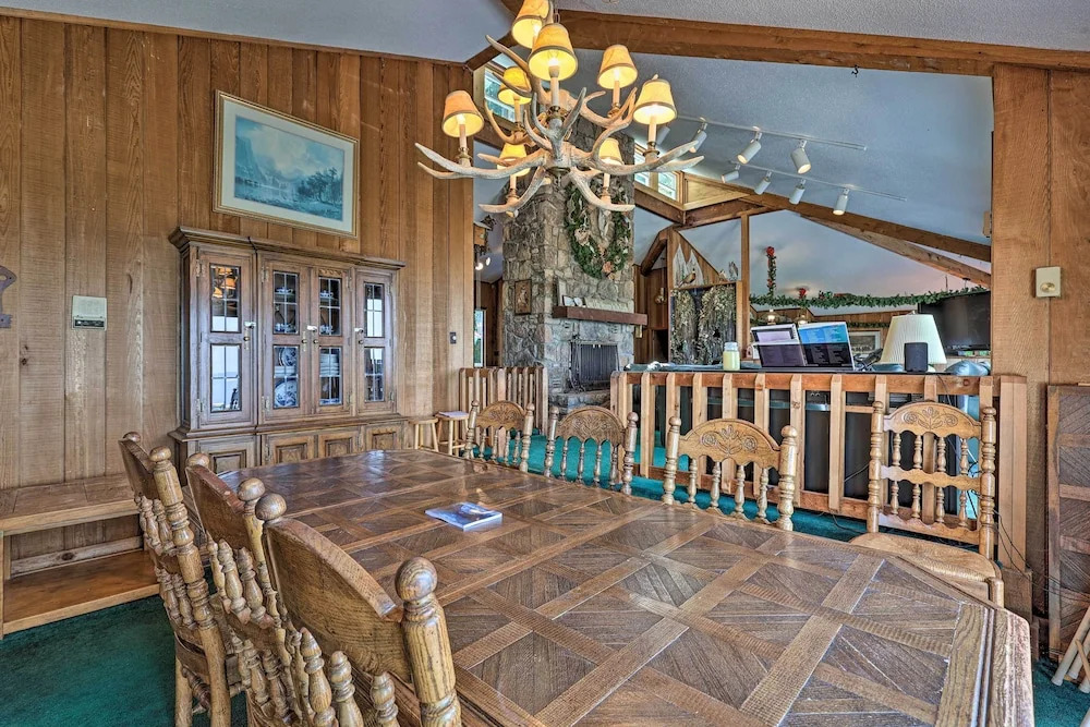 Retro Beech Mountain Home - 2 Mi to Skiing!