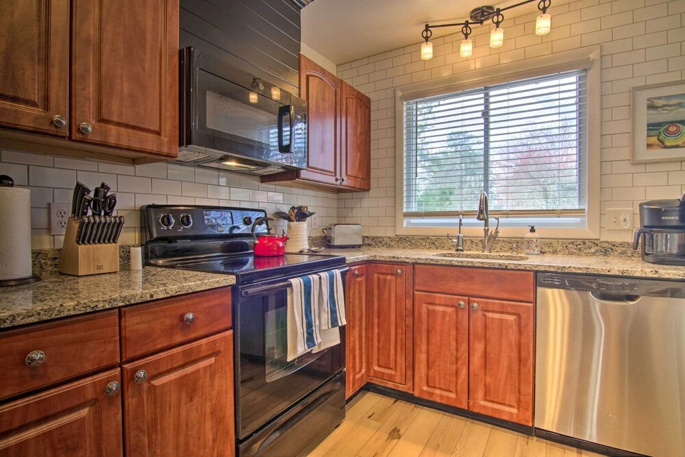 1 Mi to Beach & Boardwalk: Family Townhome