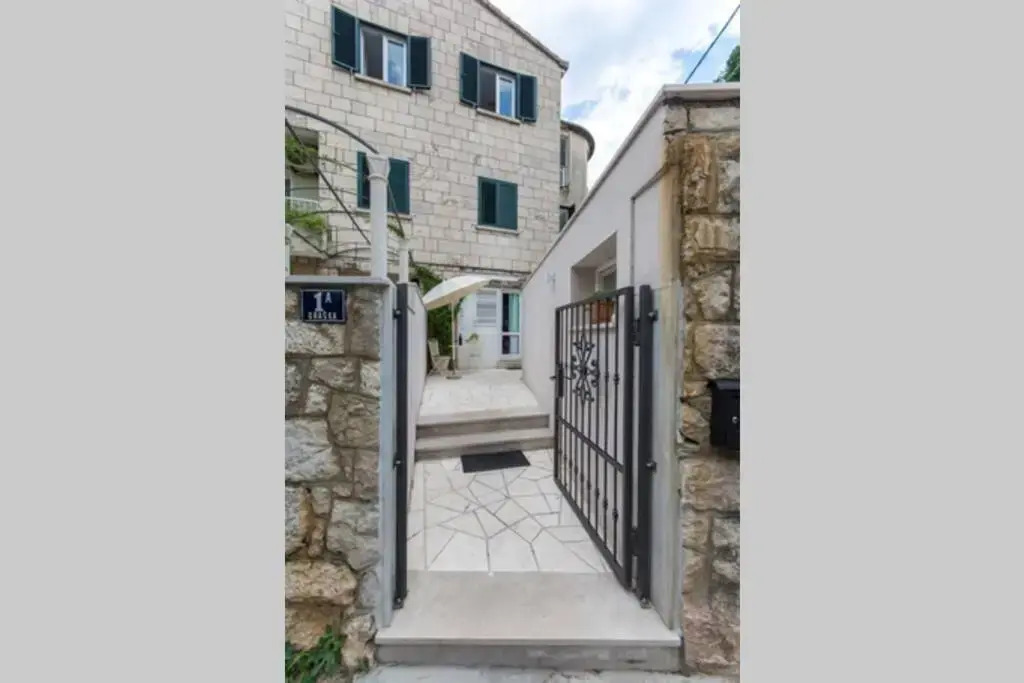 Flora three bedroom apartment. Near beach