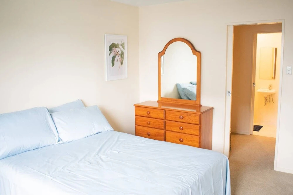 Stunning 2 Bed CBD Apartment 110m2 Two Carparks!