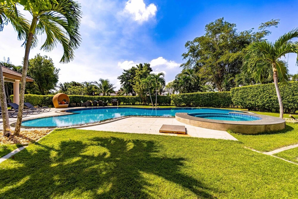 Luxury 6 Bed Mansion - CAS