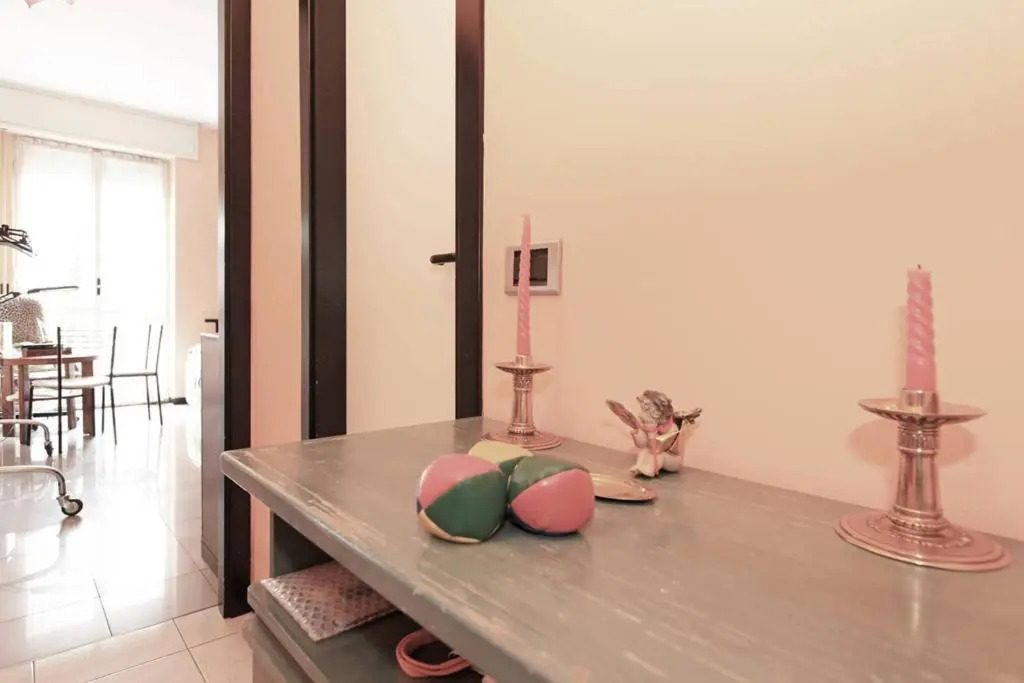 Room 200m subway, free park, 10min center, no fee