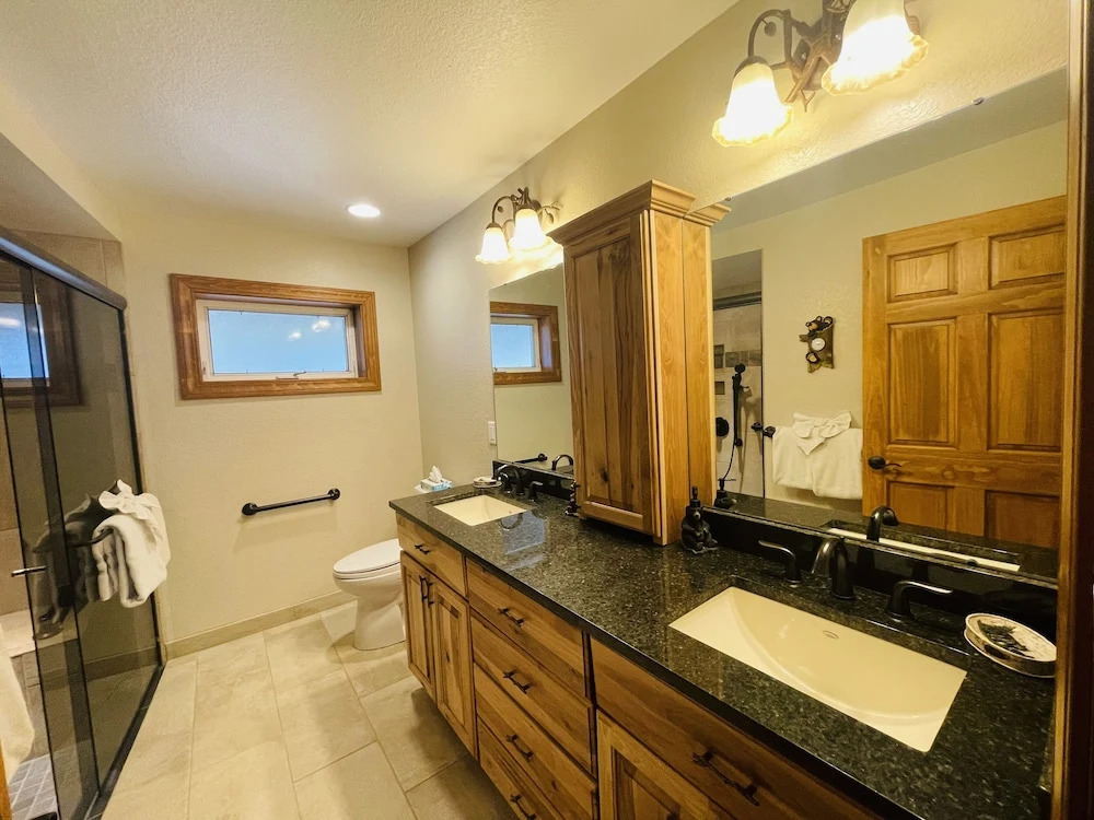 Bear-a-dise E.v. Reg #3432 4 Bedrooms 3.5 Bathrooms Cabin