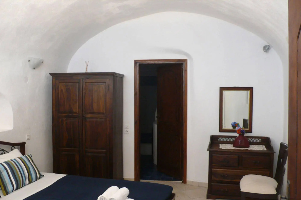 Iridanos Cave House