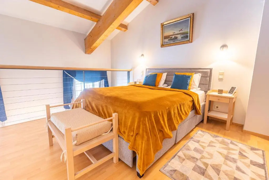 Daily Apartments - Split Level Apartment near Port