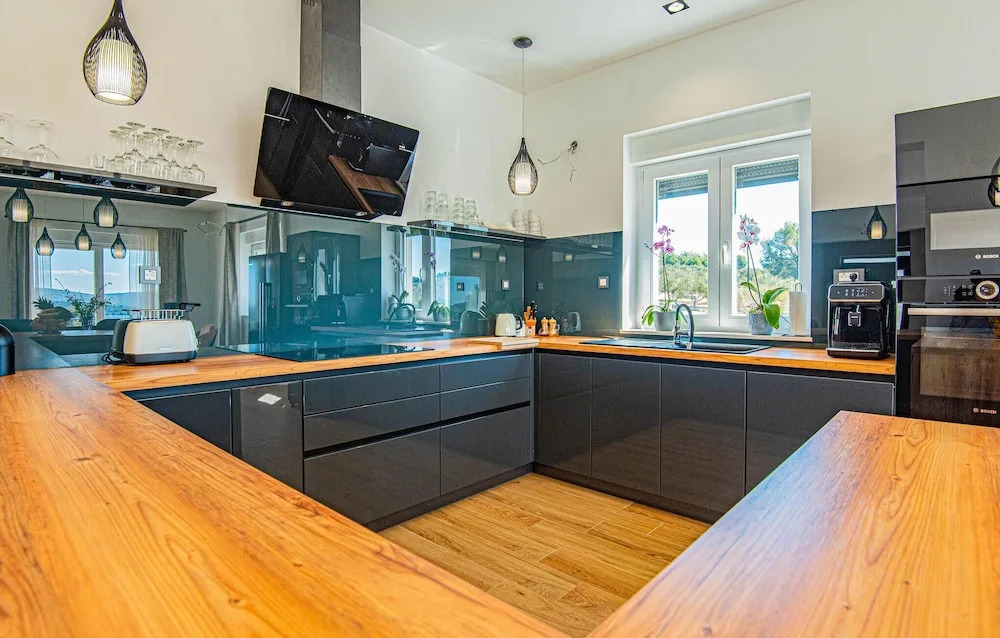 Amazing Home in Zaboric With 4 Bedrooms, Wifi and Outdoor Swimming Pool