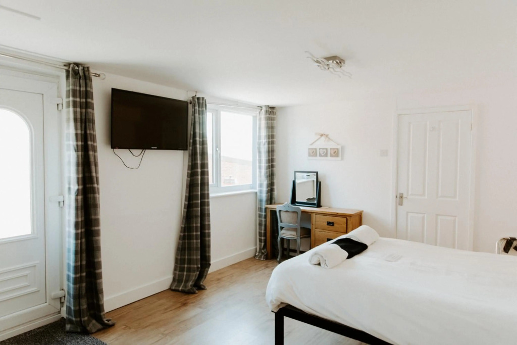 UPSIDE DOWN HOUSE - Sleeps up to 6 Guests - 2 Bathrooms,Great for Family and Friends Gatherings, Corporate events,Near Sherwood Forest at Fairview Farm in Nottingham set in 88 acres