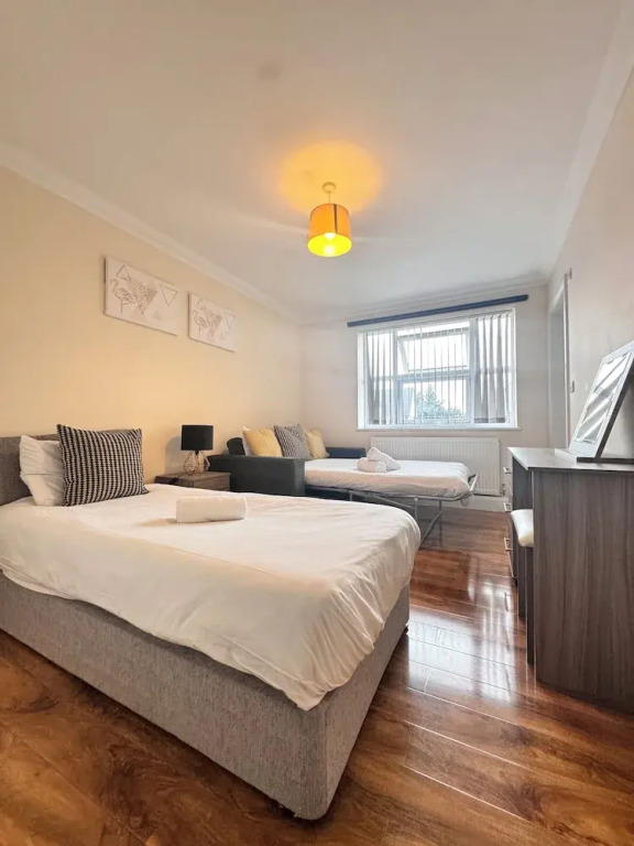 Stay Near Heathrow! Pristine, Convenient & Only 5 Mins to the Terminals