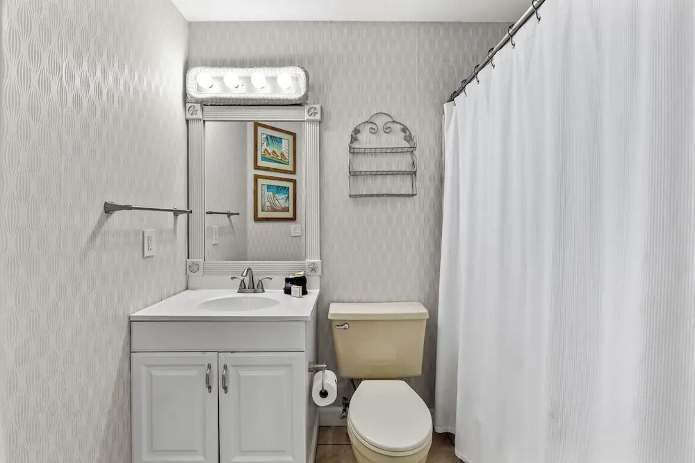 Short Walk to The Beach! Community Pool! Sleeps 8
