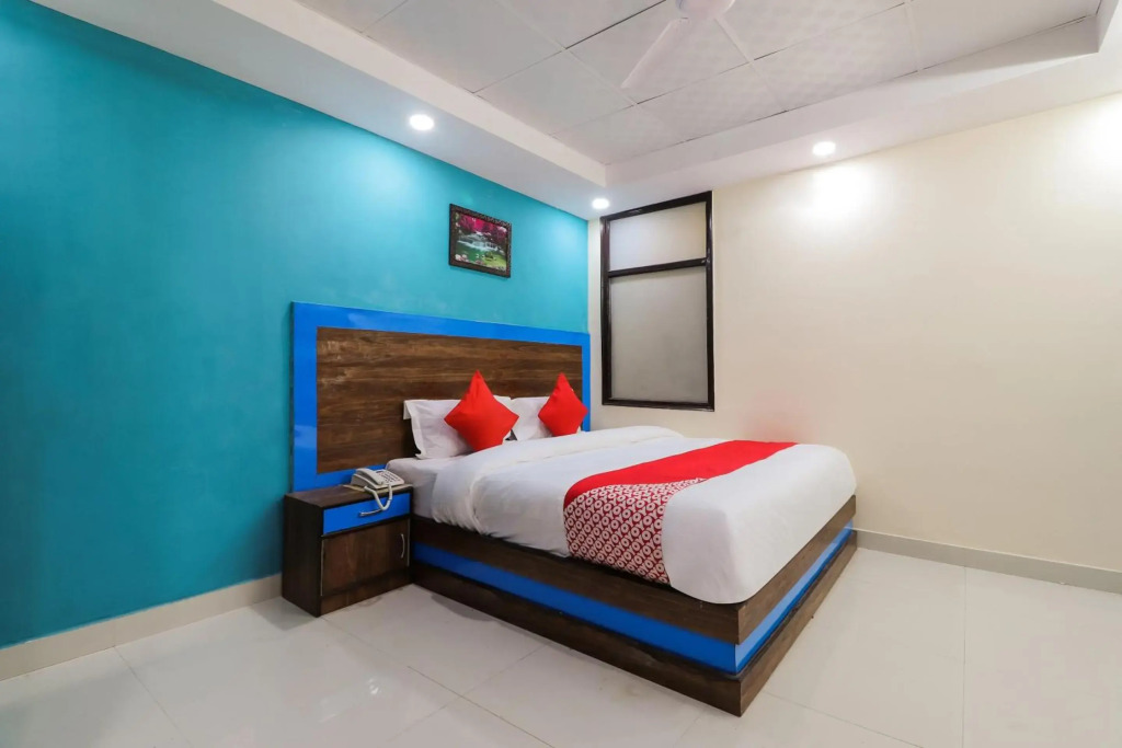 Flagship 75893 Hotel Maharaja Gold